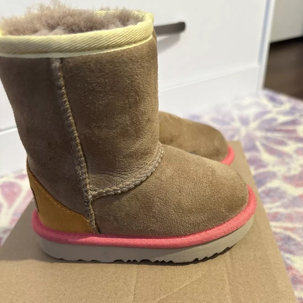 UGG TODDLER  CHESTNUT SIZE 6 BOOTS